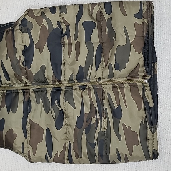 Revolution Kids Lightweight Camo Puffer Vest Jacket in Green/Gray/Black - Picture 11 of 17